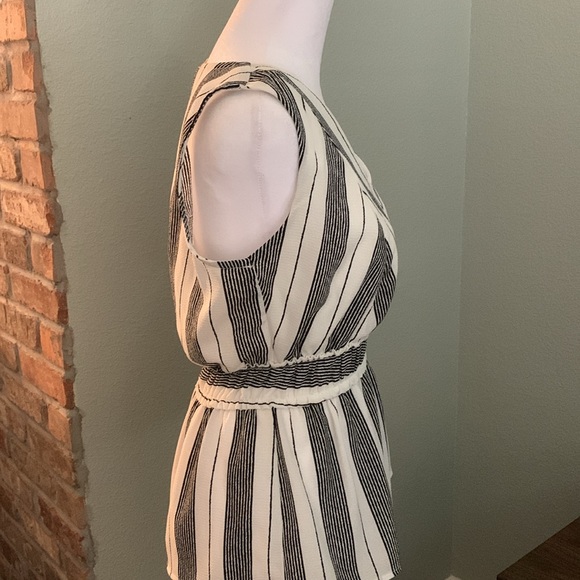 Sleeveless ivory/black peplum blouse - Picture 2 of 3